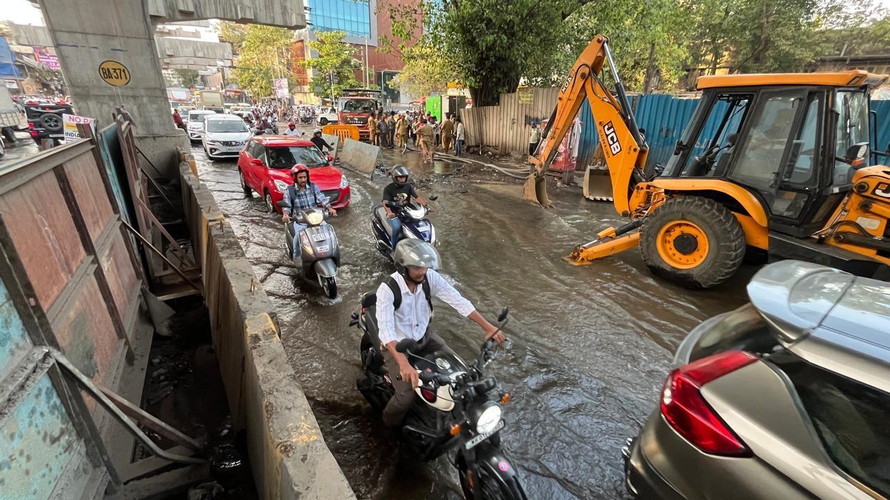 The water pipeline burst in Mumbai's Bandra has once again damaged the road near Lucky Junction, affecting the traffic movement on SV Road