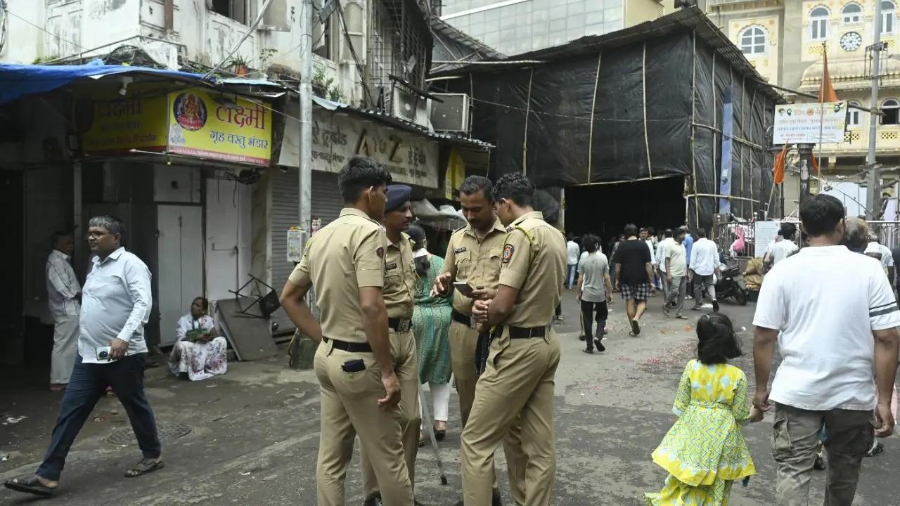 Bhuleshwar Ganesh idol mishap: Minister Ashish Shelar says police probe underway Mumbai Police personnel at the site of the incident in Bhuleshwar, Mumbai, on Sunday. PIC/ASHISH RAJE
