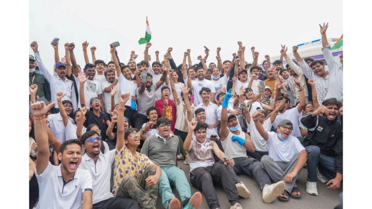 Parul University Students Lead Cleanliness Drive on Independence Day, Turning Youth Energy into a Call for a Cleaner India Parul University.