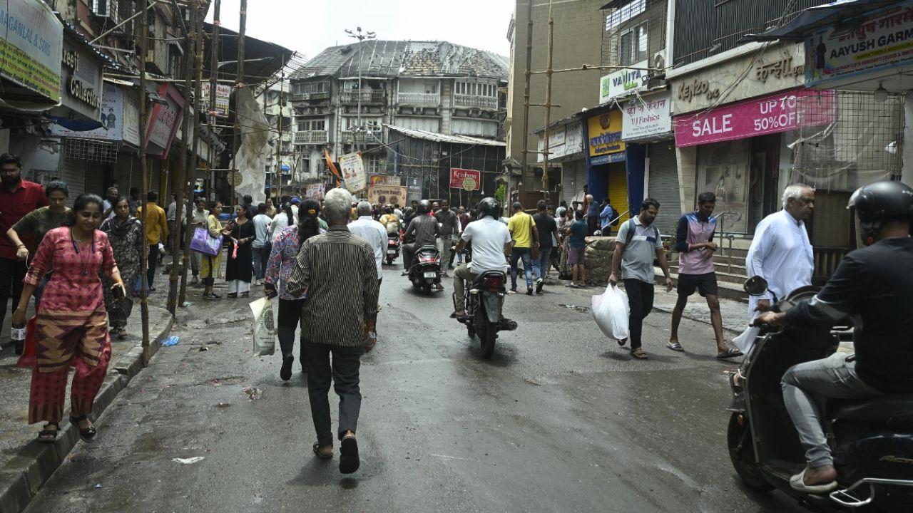 At GT Hospital, three people were brought in, of whom one was declared dead. Reliance Hospital reported one death, while JJ Hospital received three injured persons At GT Hospital, three people were brought in, of whom one was declared dead. Reliance Hospital reported one death, while JJ Hospital received three injured persons