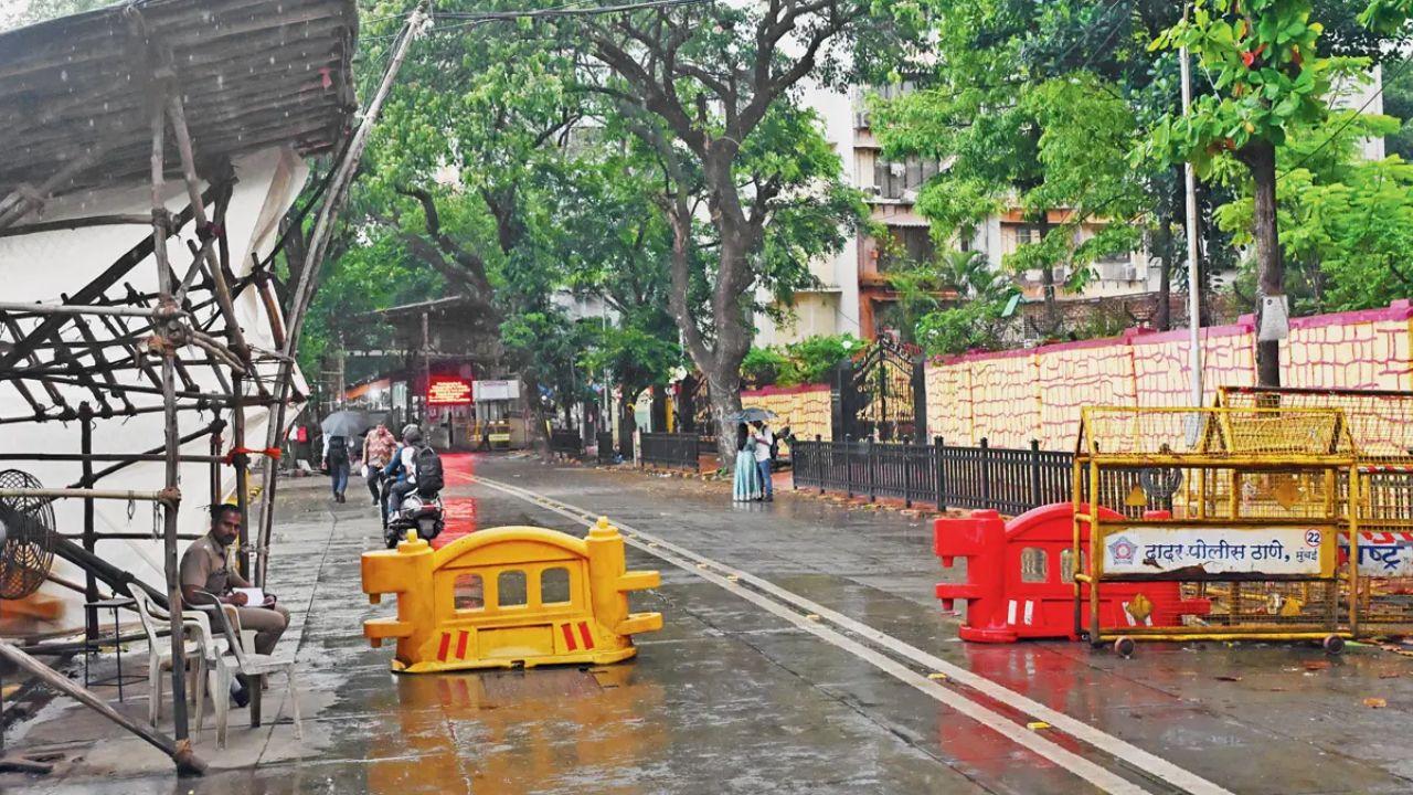 Residents alleged that the situation around the temple could affect residents, senior citizens, children, domestic workers, delivery staff and emergency vehicles
