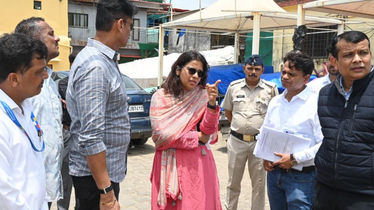Deputy Commissioner (Ward-2) Prashant Sapkale, Assistant Commissioner (F-South) Vrushali Ingule, Assistant Commissioner (G-North) Yogesh Desai, and Assistant Commissioner (C-Division and Market) Sunil Mane, along with officials and staff from various civic departments, were present during the inspection.