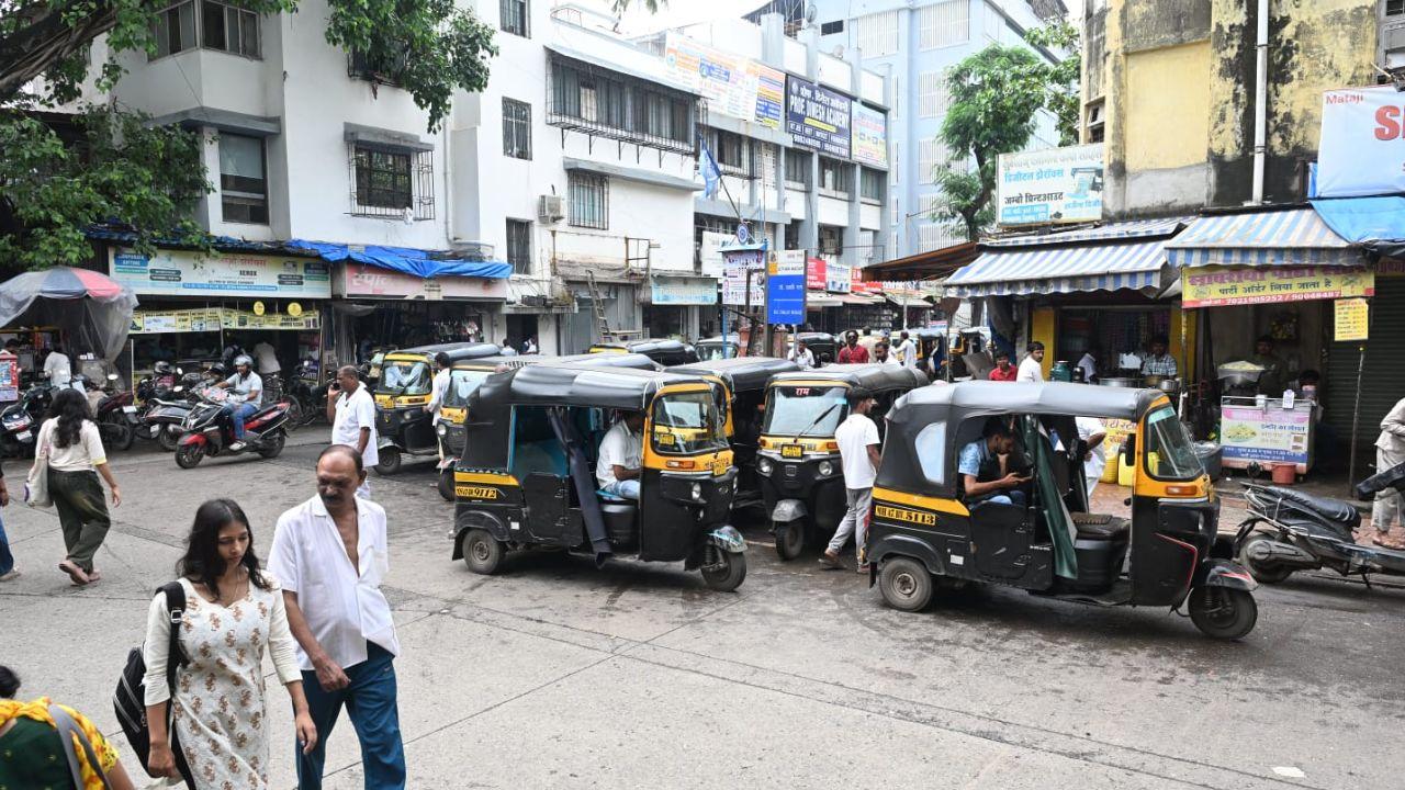 At Kandivali railway station in Kandivali West, commuters were seen facing inconvenience due to the limited availability of metered auto-rickshaws outside the station. At Kandivali railway station in Kandivali West, commuters were seen facing inconvenience due to the limited availability of metered auto-rickshaws outside the station. 