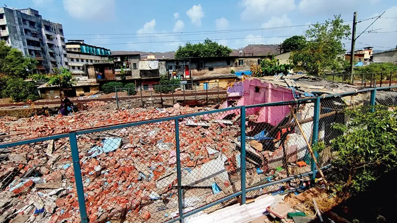 Airoli-Kalwa elevated suburban corridor achieves 45 per cent progress Authorities earlier carried out demolition of slums for the rail corridor. (Pic/Rajendra B Aklekar)