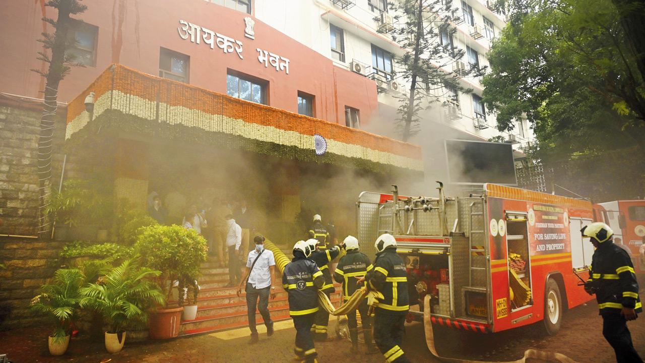Fire breaks out at Aayakar Bhavan basement in Churchgate, 20 fire tenders deployed Thick smoke billows from Aayakar Bhavan as firefighting operations continue