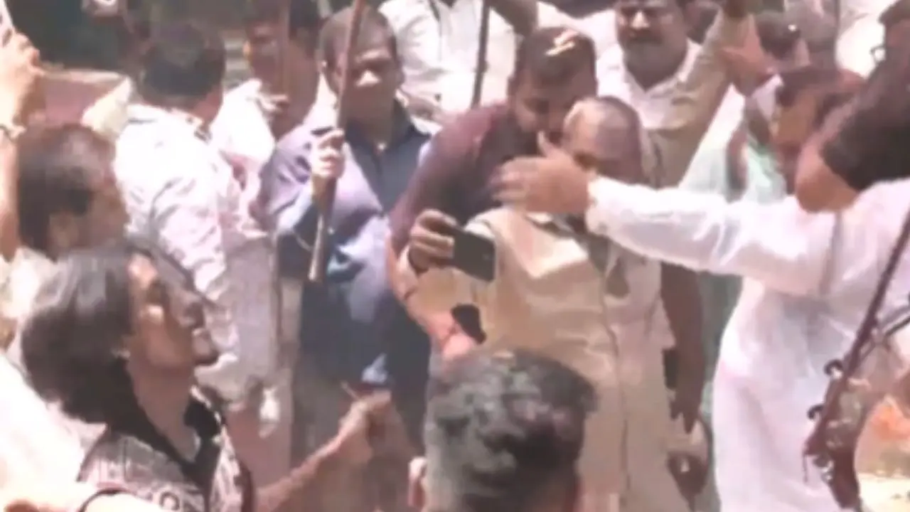 WATCH | Maharashtra Marathi mandate: Non-Marathi auto drivers celebrate one-year deadline extension Auto and taxi drivers celebrate after Maharashtra government announces one-year extension to learn Marathi (Pic/Screengrab from X)