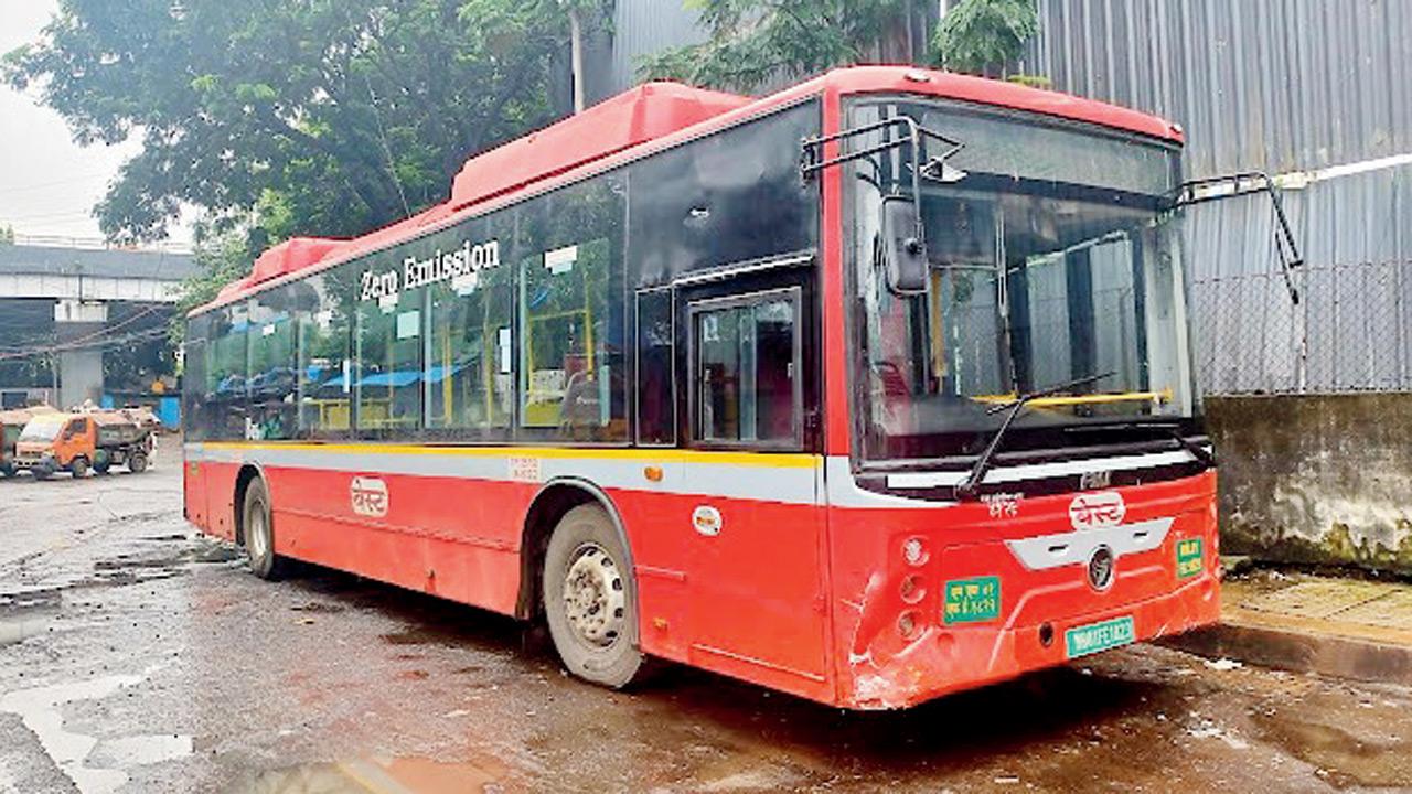Mumbai BEST bus crashes into six vehicles near Gokhale Bridge, three injured The wet-lease bus involved in the accident. PIC/X/@JPNNewsOfficial