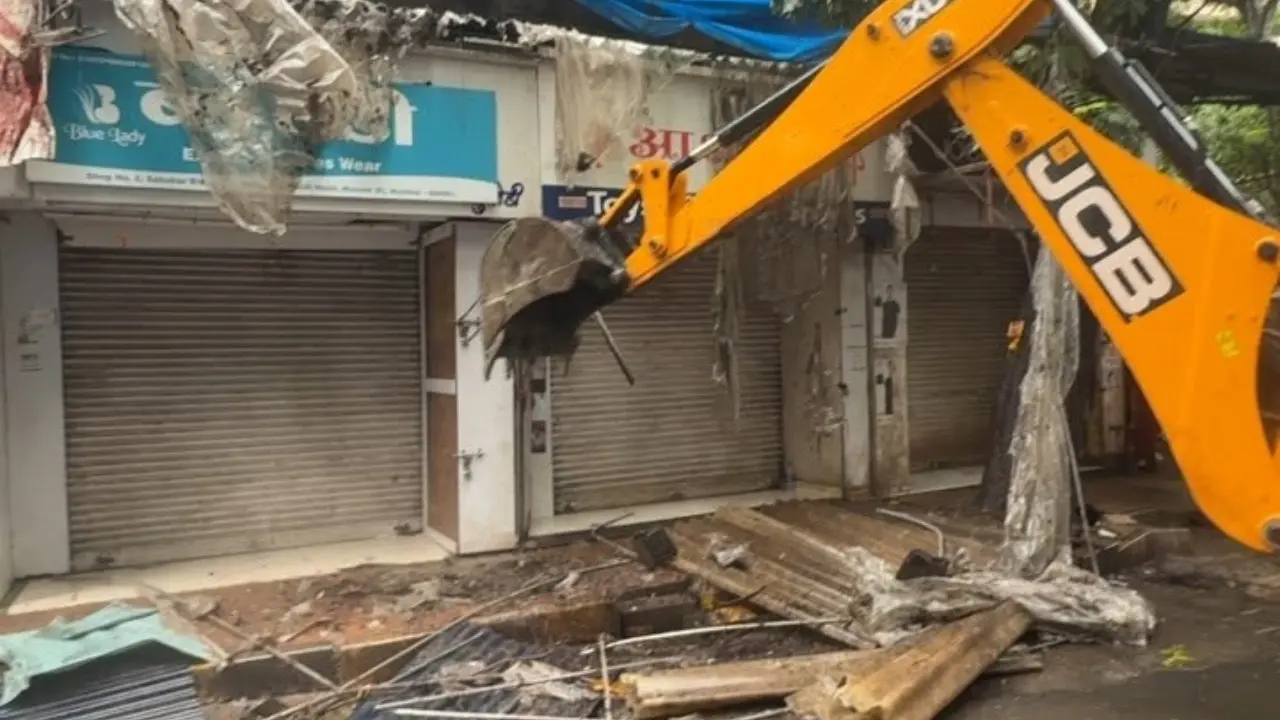 BMC conducts demolitions in Mulund, removes 40 sheds, 8 shops and 30 hawkers The civic administration said it is committed to providing clear and accessible footpaths for pedestrians across the city. Pic/BMC