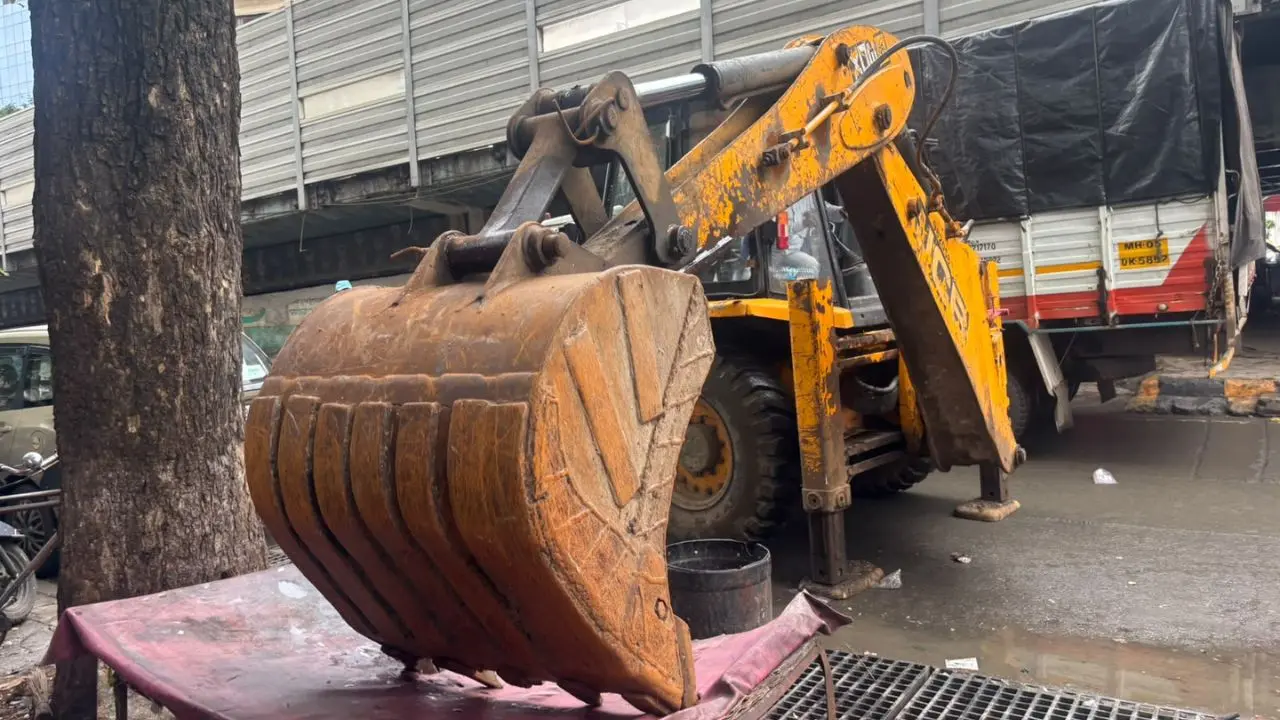 BMC clears footpaths in Dadar, Santacruz, removes 15 illegal shops and hawkers The BMC said it was undertaking various measures to ensure accessible footpaths for pedestrians and appealed to citizens not to carry out unauthorised construction or place any material on footpaths in a manner that obstructs pedestrian movement. PIC/BMC