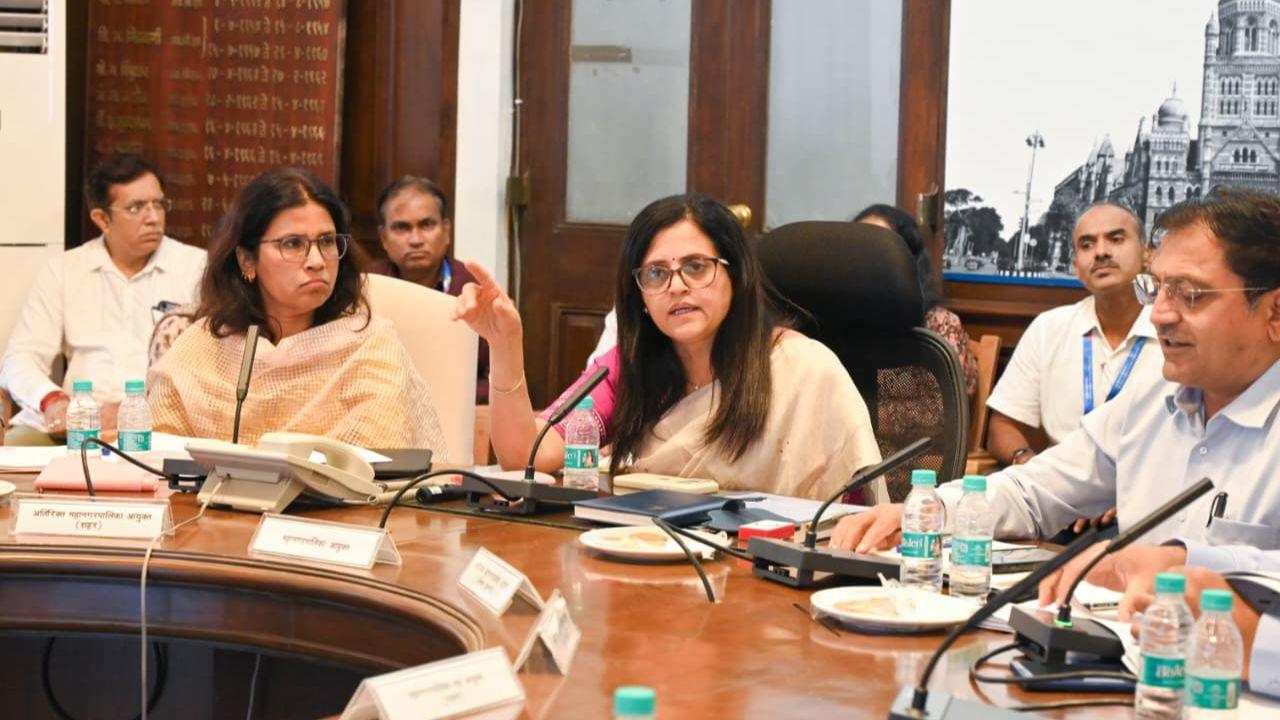 BMC to install CCTV cameras at garbage hotspots, crack down on littering The decisions were taken at a review meeting chaired by Municipal Commissioner Ashwini Bhide (centre) at the BMC headquarters on Saturday. PIC/BMC