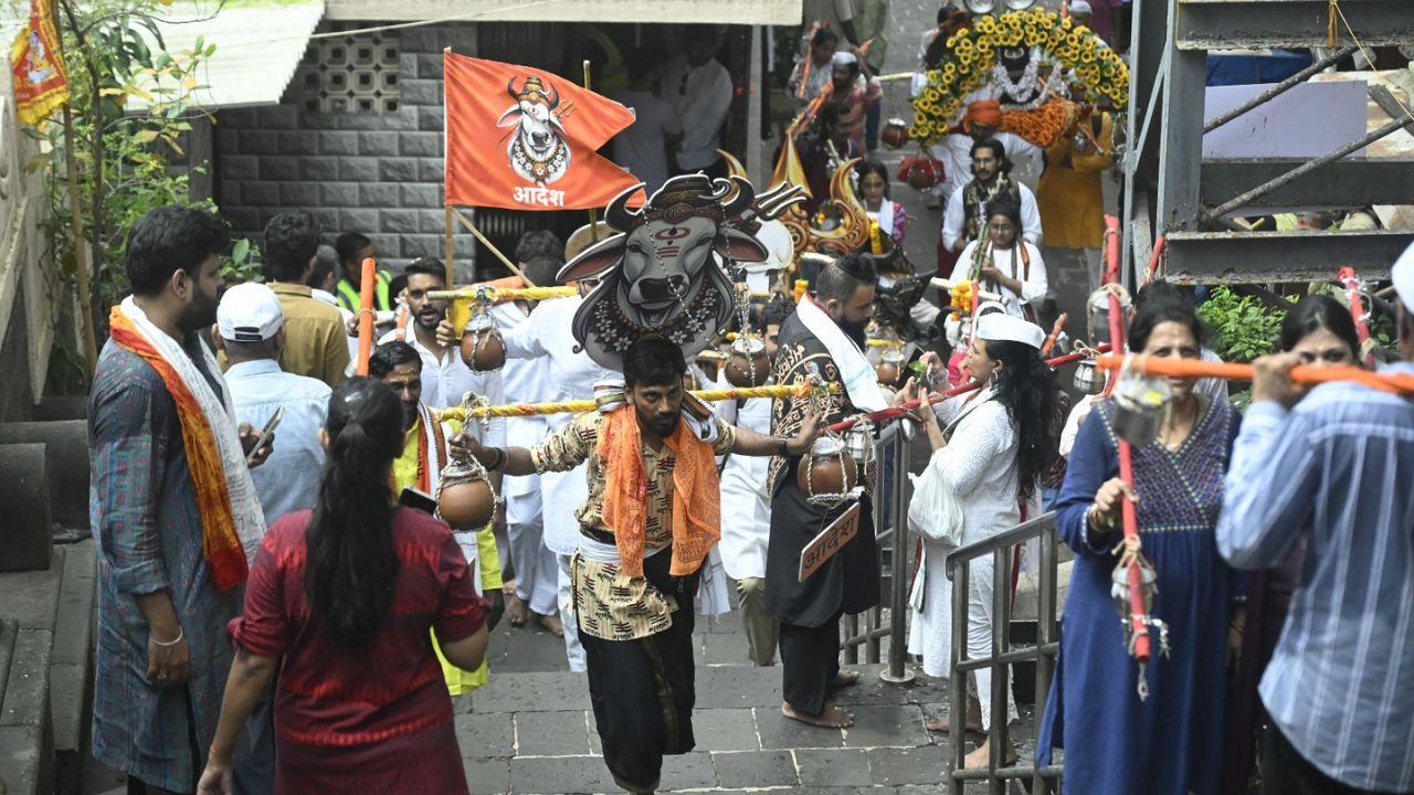 Devotees also took part in a traditional Kanwar Yatra from Banganga to Shree Babulnath Temple, carrying sacred water for offering during the holy month of Shravan Devotees also took part in a traditional Kanwar Yatra from Banganga to Shree Babulnath Temple, carrying sacred water for offering during the holy month of Shravan
