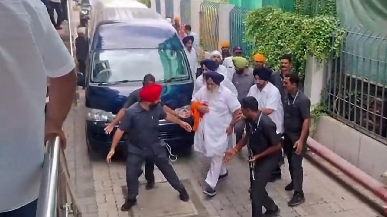 Watch video: Shinde speaks to Sukhbir Singh Badal after attack in Nanded Sukhbir Singh Badal was taken to a private hospital for medical treatment. His condition was reported to be stable. Pic/PTI