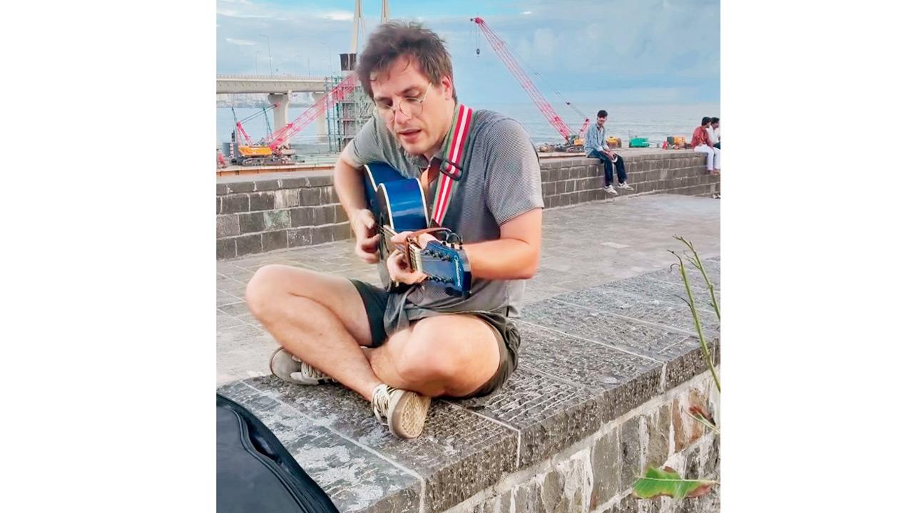 Meet this California-based teacher who is singing tunes on Mumbai's streets Eric Azevedo performs a Hindi tune for visitors at Bandra Fort. PICS COURTESY/@KOINAHIN93; youtube