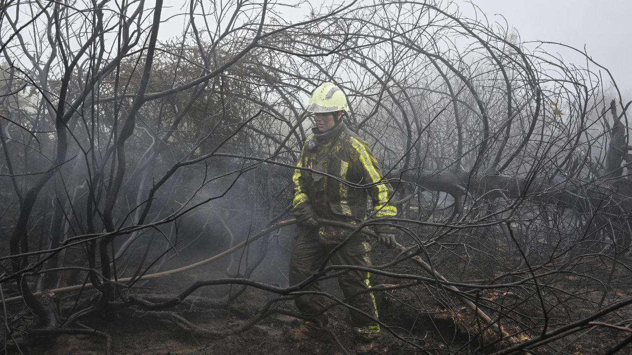 Visiting the site on Monday, Belgium's interior minister Bernard Quintin cautioned however it could take "weeks" of soaking and dousing to prevent the fire from reigniting, even once brought under control. Water-bombing aircraft from Norway, Germany, Sweden, and the Netherlands have deployed on site, but they have been repeatedly grounded by low clouds.