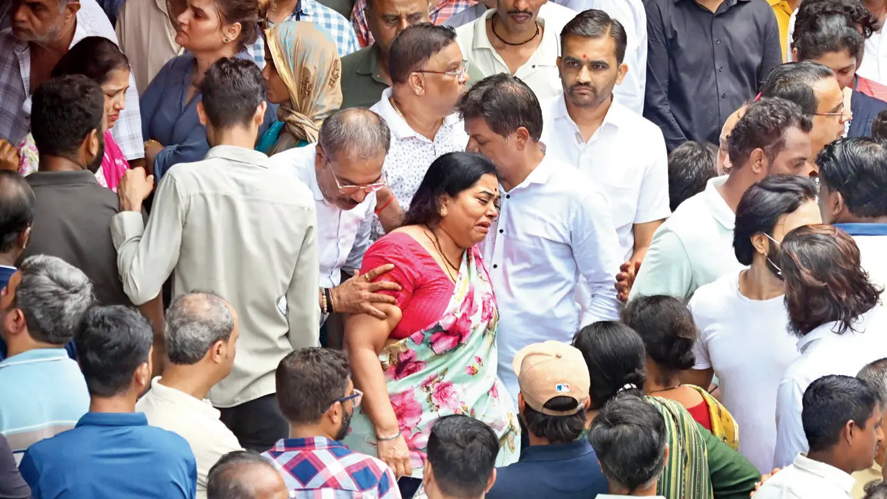 Mumbai Ganesh idol collapse: Rescuers recount frantic efforts after two killed Mourners struggle to compose themselves as the mortal remains of Bhuleshwarcha Raja Sarvajanik Ganeshotsav Samiti secretary Sanket Nevshe make their way to the Chandanwadi crematorium in Marine Lines on Sunday morning. Pic/By Special Arrangement