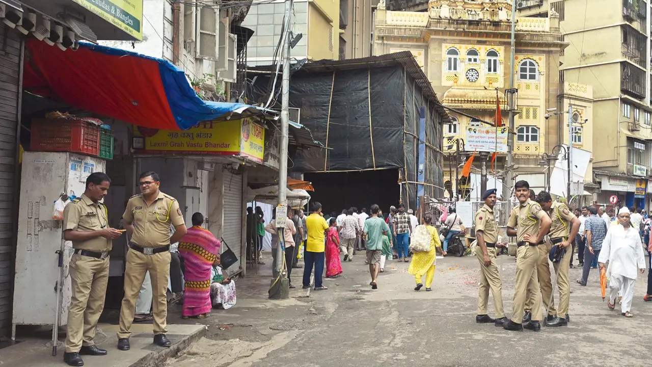 Mumbai Ganesh mandal body urges caution over Bhuleshwar tragedy Police maintain a presence at the Bhuleshwaracha Raja pandal on Sunday, hours after the idol fell during its arrival ceremony, killing two. Pic/Ashish Raje