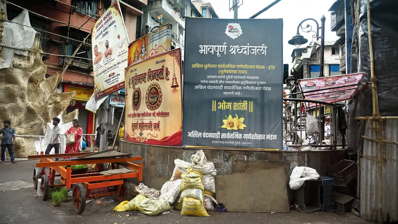 A condolence banner outside the Bhuleshwarcha Raja mandap. PIC/ASHISH RAJE