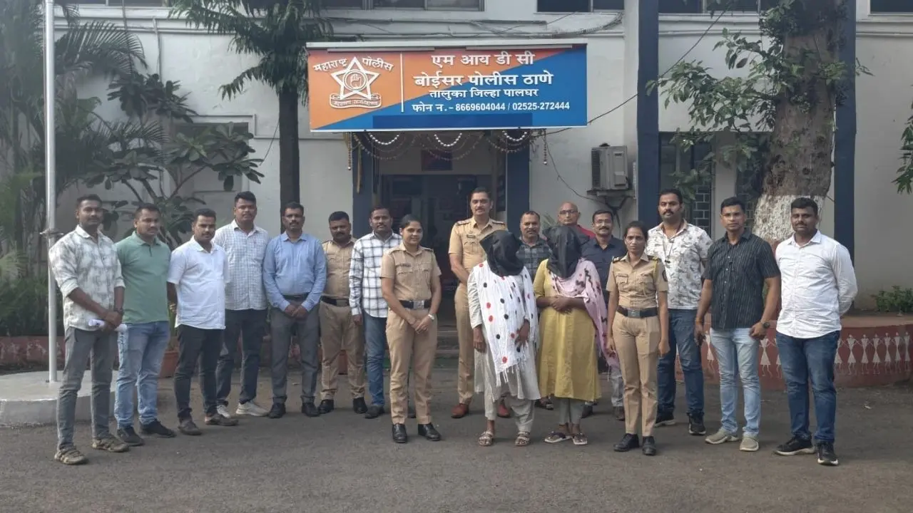 Palghar market theft: Two women held for stealing Rs 3-lakh necklace Police have arrested two women in connection with the alleged theft of a 28-gram gold necklace worth Rs 3 lakh from a 70-year-old woman at a weekly market in Boisar, Palghar district. PIC/BY SPECIAL ARRANGEMENT
