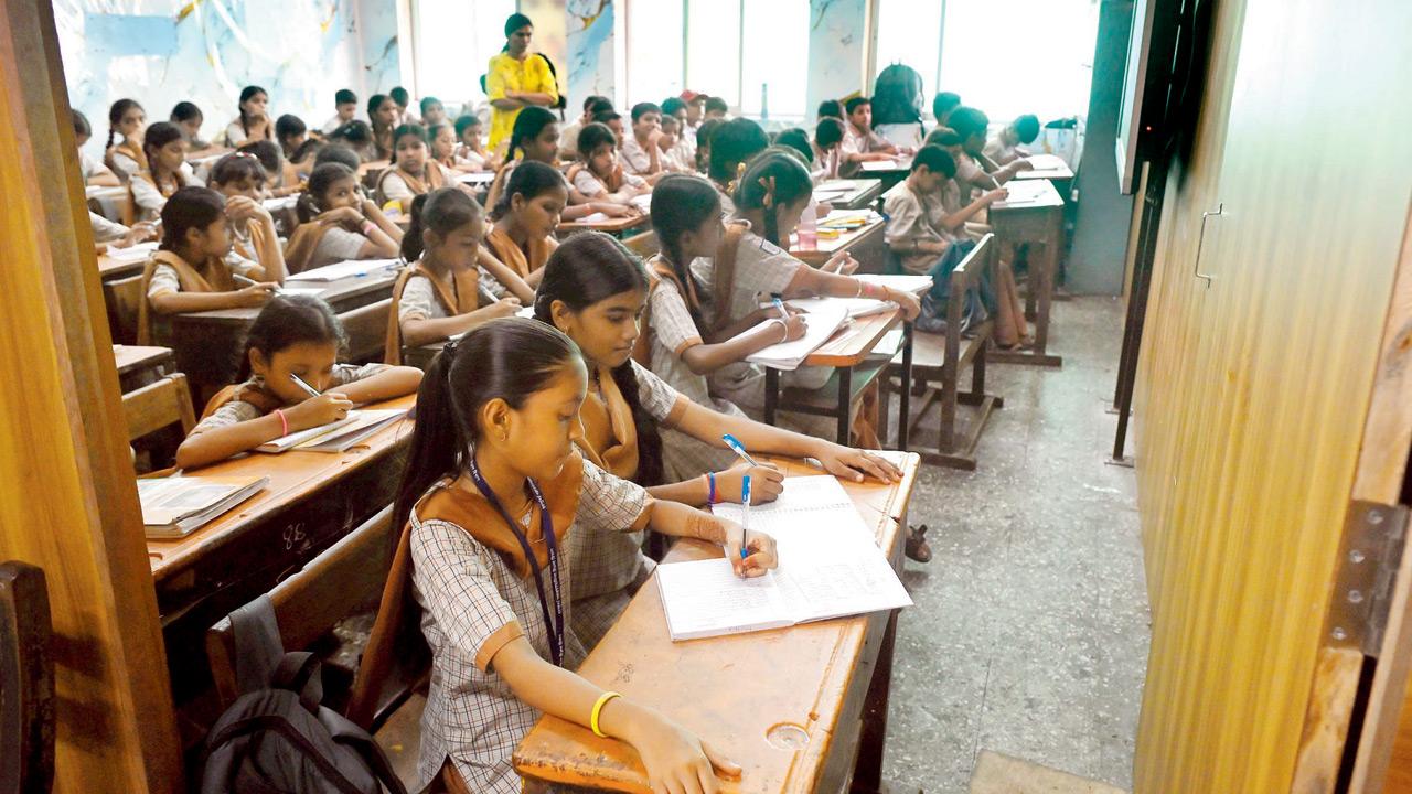 CJP inspects Mumbai Public School in Colaba under ‘School Theek Karo’ campaign The Mumbai Public School at Colaba