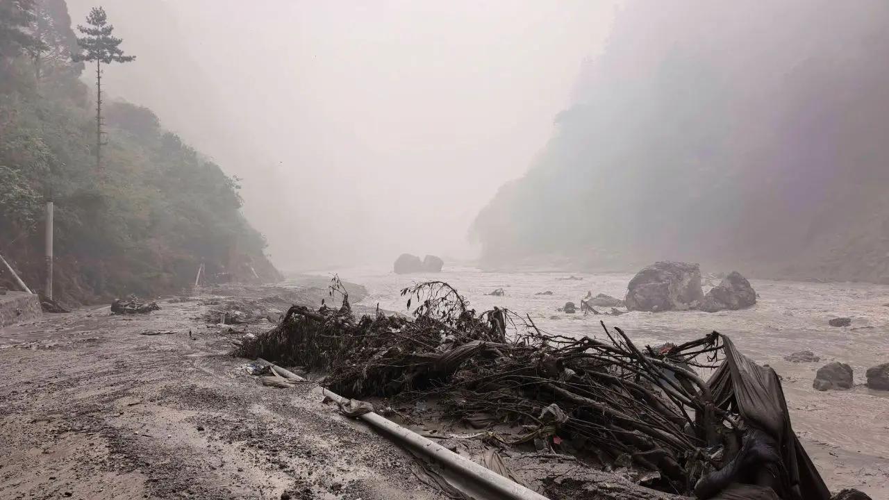 Seven tourists from Maharashtra stranded in Nepal floods officials try to contact 3 (Pic/AFP)