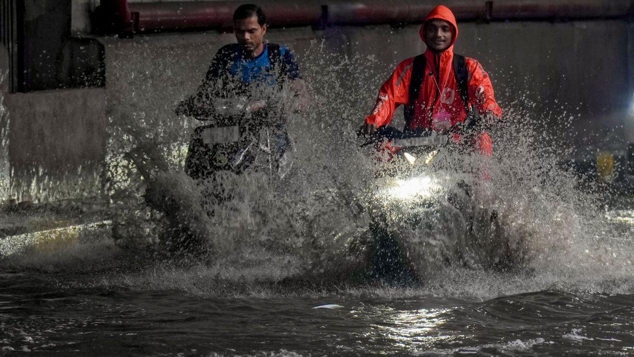 The southwest monsoon lashed the national capital and surrounding regions after days of warm and humid weather. (Pics/ PTI)