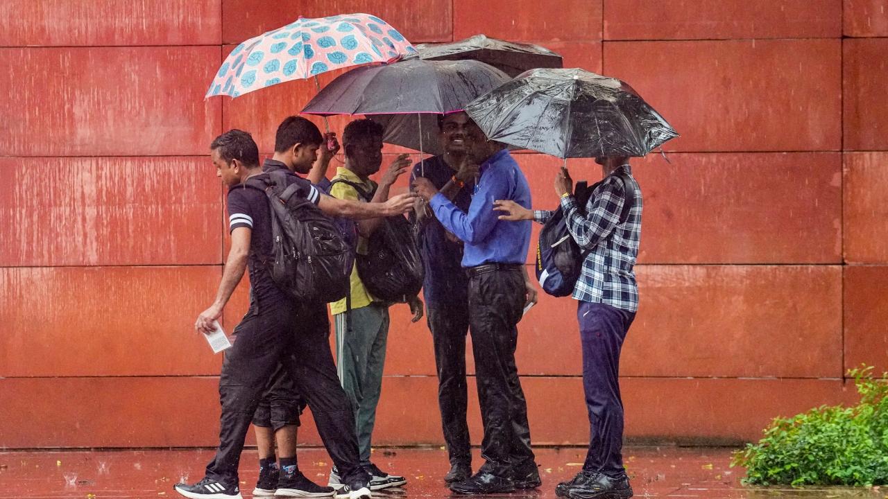 Delhi recorded a minimum temperature of 26.6 degrees Celsius, 1.3 notches below the season's average, according to the India Meteorological Department. Delhi recorded a minimum temperature of 26.6 degrees Celsius, 1.3 notches below the season's average, according to the India Meteorological Department.
