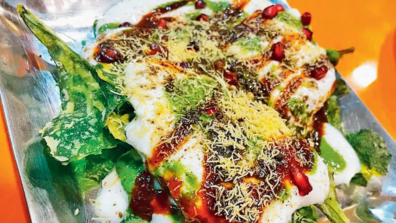 Chatpata chaatChaats of Delhi have a unique hold. And, if you like a million textures in every bite, the Palak Patta Chaat is the way to go. Crispy, batter-fried spinach leaves are piled high with cool yogurt, tangy tamarind chutney, and bright pomegranate arils. Every bite has an addictive crunch.
At Pincode Delhi,&nbsp;Shop No. 3, Samriddhi CSL, Madan Mohan Malviya Road, near MTNL telephone exchange, P&amp;T Staff Colony, Mulund WestCost Rs 190