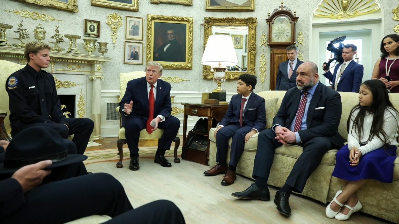 Trump hosted Ryder Williams, Nathaniel and their families in the Oval Office. He praised the teenager’s courage and the training that helped him carry out the dramatic rescue. Trump hosted Ryder Williams, Nathaniel and their families in the Oval Office. He praised the teenager’s courage and the training that helped him carry out the dramatic rescue.