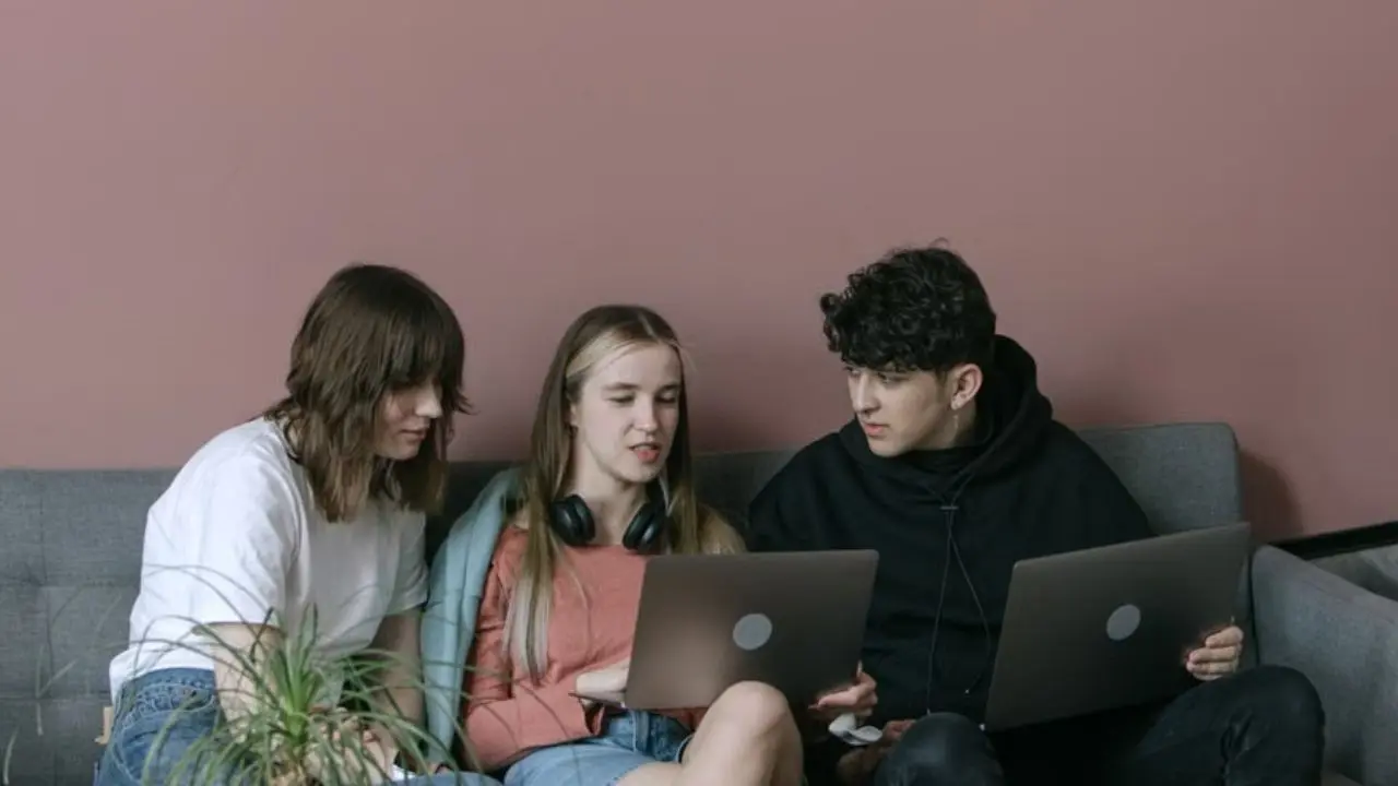 Snapchat study finds Gen Z turns to friends and family before festive purchases Representational image. (Pic/Pexels)
