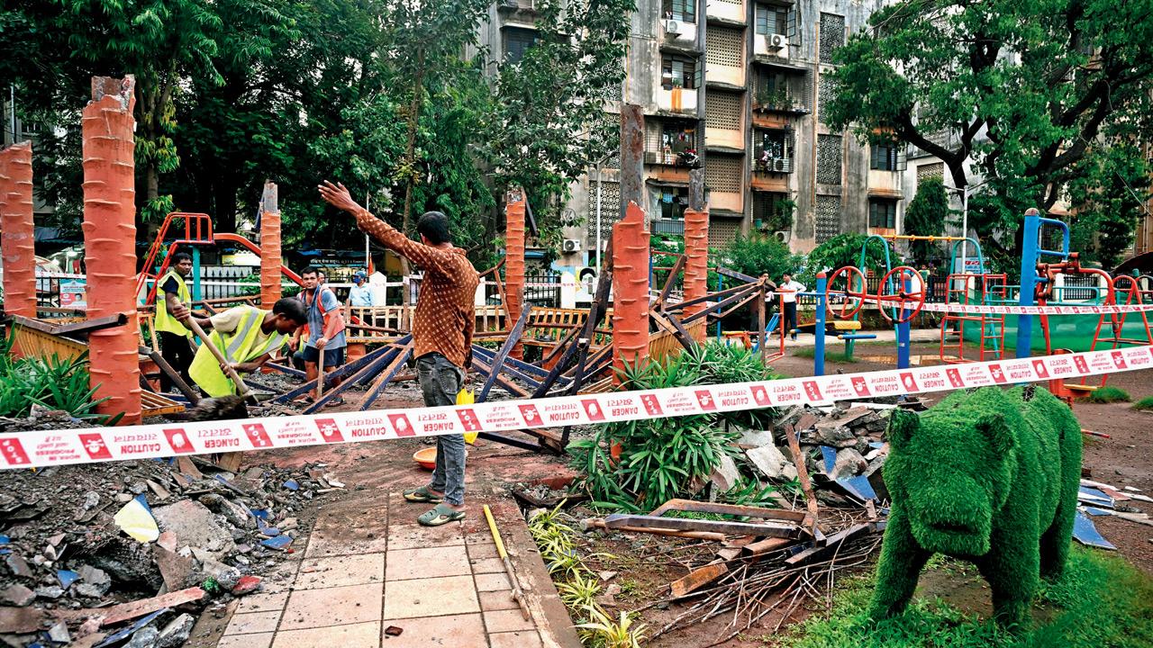 Gazebo collapses at Sion’s Mala Garden, five senior citizens escape injury The collapsed cement-roofed gazebo at Mala Garden. Pic/Atul kamble