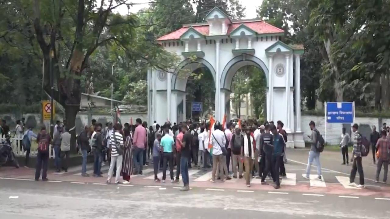 Students march to Vidhan Sabha as agitation enters Day 17