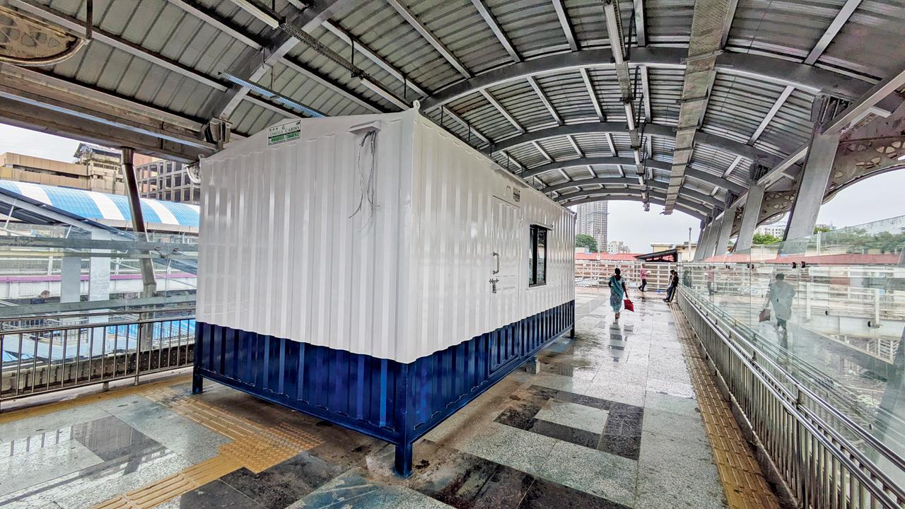 Mumbai: Ticket booking office opens on Mulund's new twin foot overbridges The booking office set up on the recently opened bridge at Mulund station. Pics/Rajendra B Aklekar