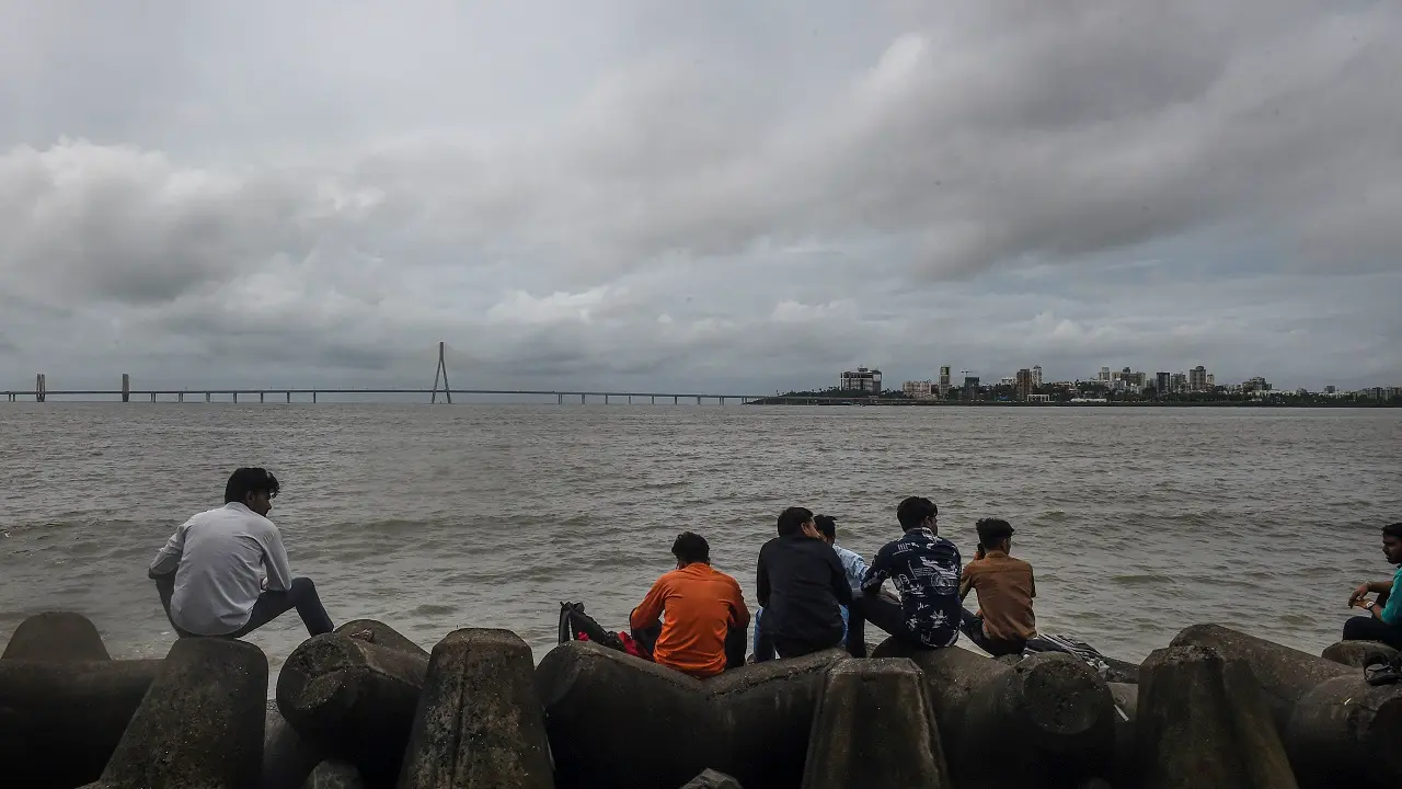 Mumbai weather update: Cloudy skies and intermittent rain expected today File Photo