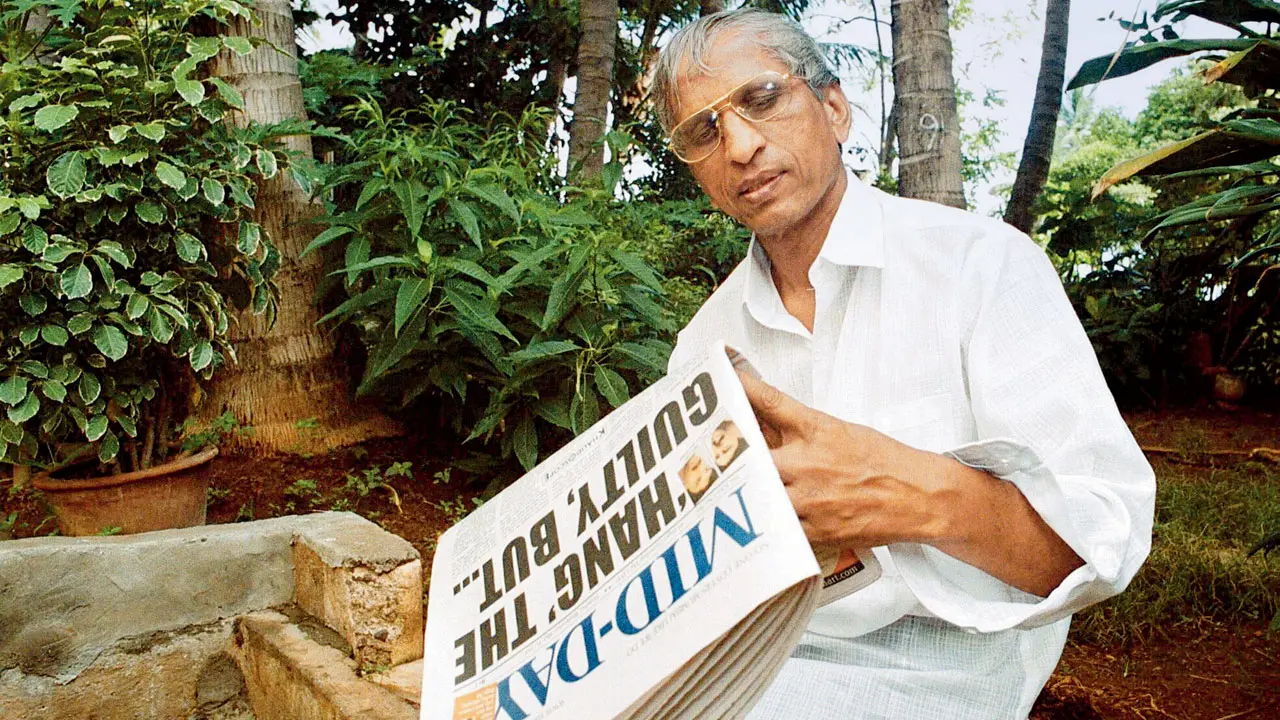 ‘Mundhe is doing the bare minimum’ G R Khairnar the OG “demolition man” with a copy of mid-day. Pic/mid-day archives