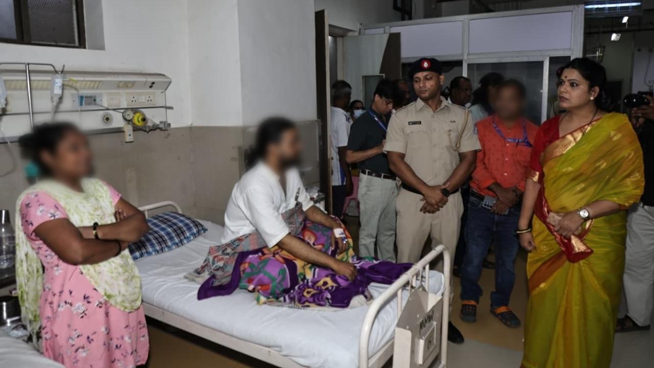 Her inspection included the paediatric, women's and men's medical departments. During her interaction with patients, she sought feedback on the services being provided by doctors and nurses and asked whether patients were facing difficulties while receiving treatment. Her inspection included the paediatric, women's and men's medical departments. During her interaction with patients, she sought feedback on the services being provided by doctors and nurses and asked whether patients were facing difficulties while receiving treatment.