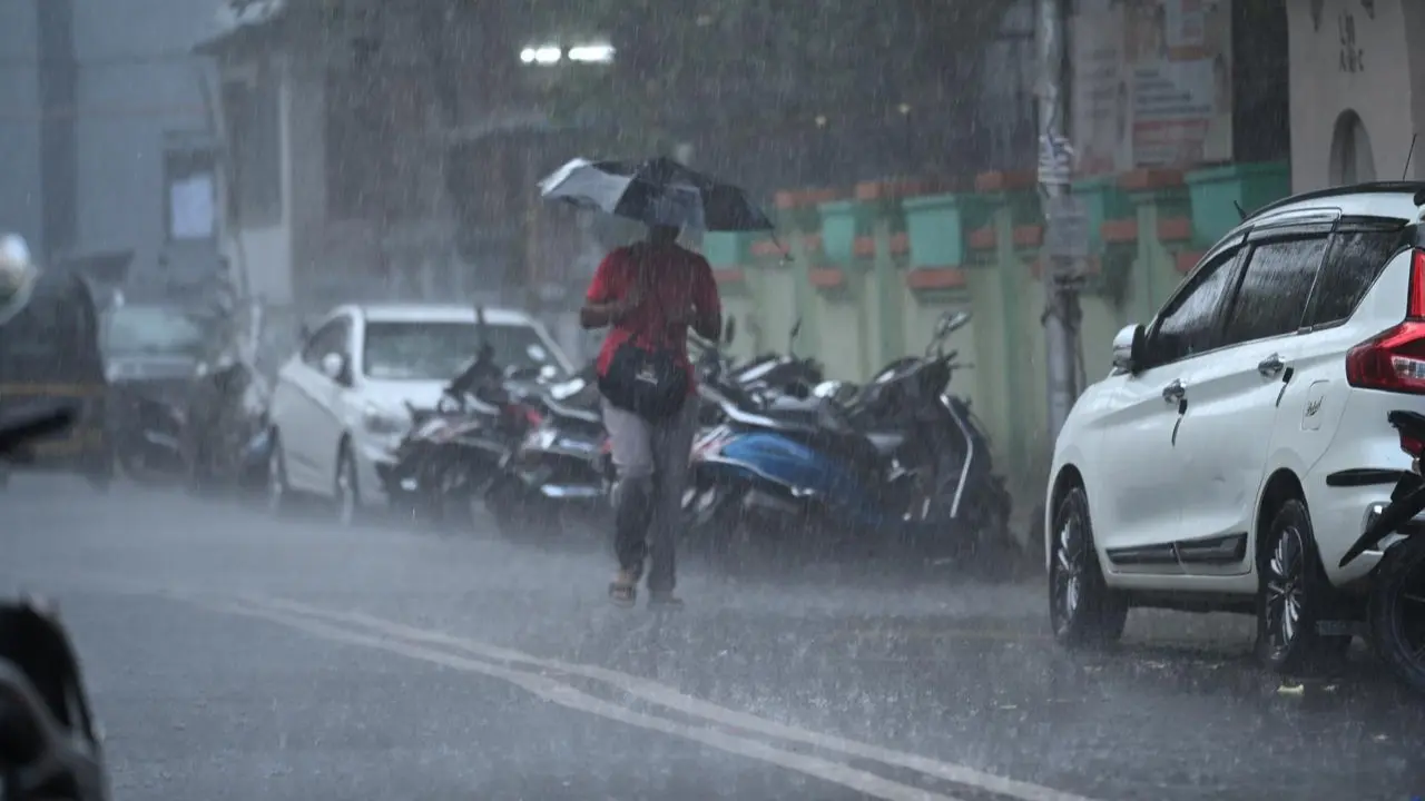 Mumbai weather update: Moderate rain likely, heavy showers possible today File Photo