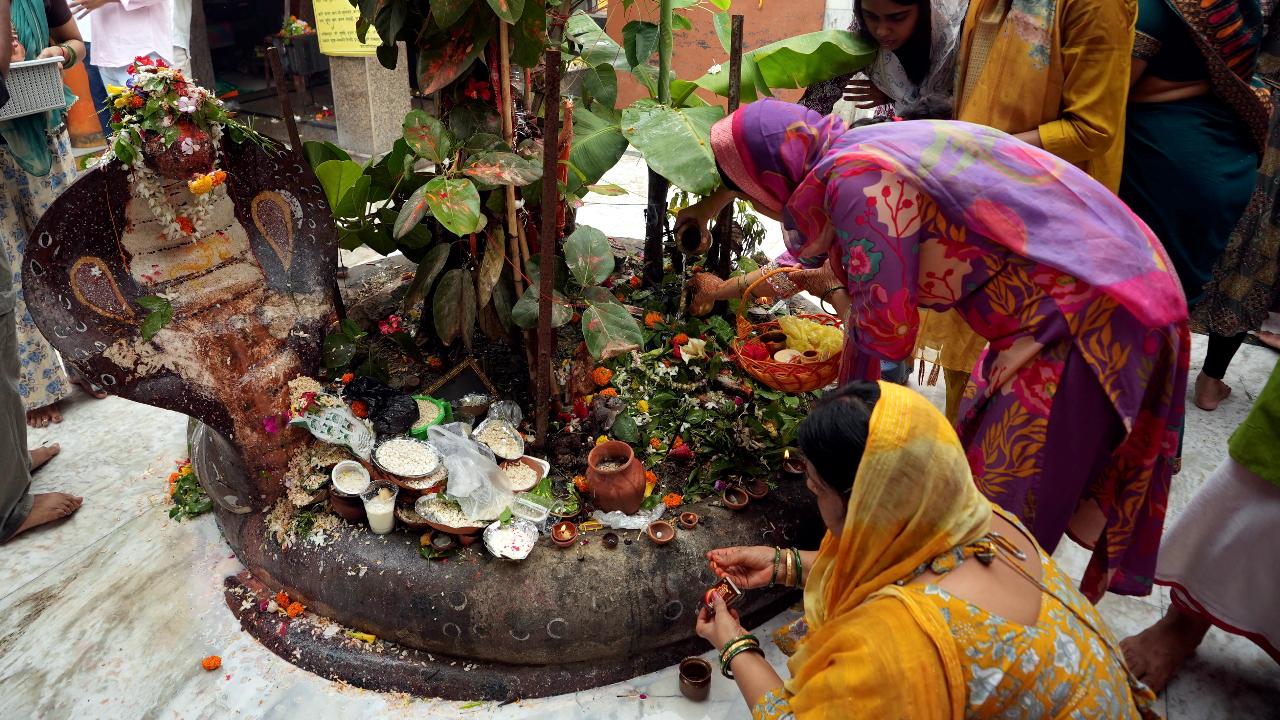 People perform rituals on the day of 'Naga Panchami', in Patna, Bihar, Monday, August 17