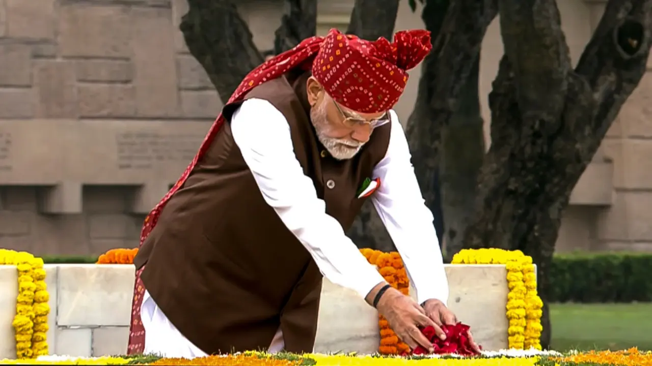 In Photos: PM Modi pays floral tributes to Mahatma Gandhi at Raj Ghat on I-Day Pic/PTI