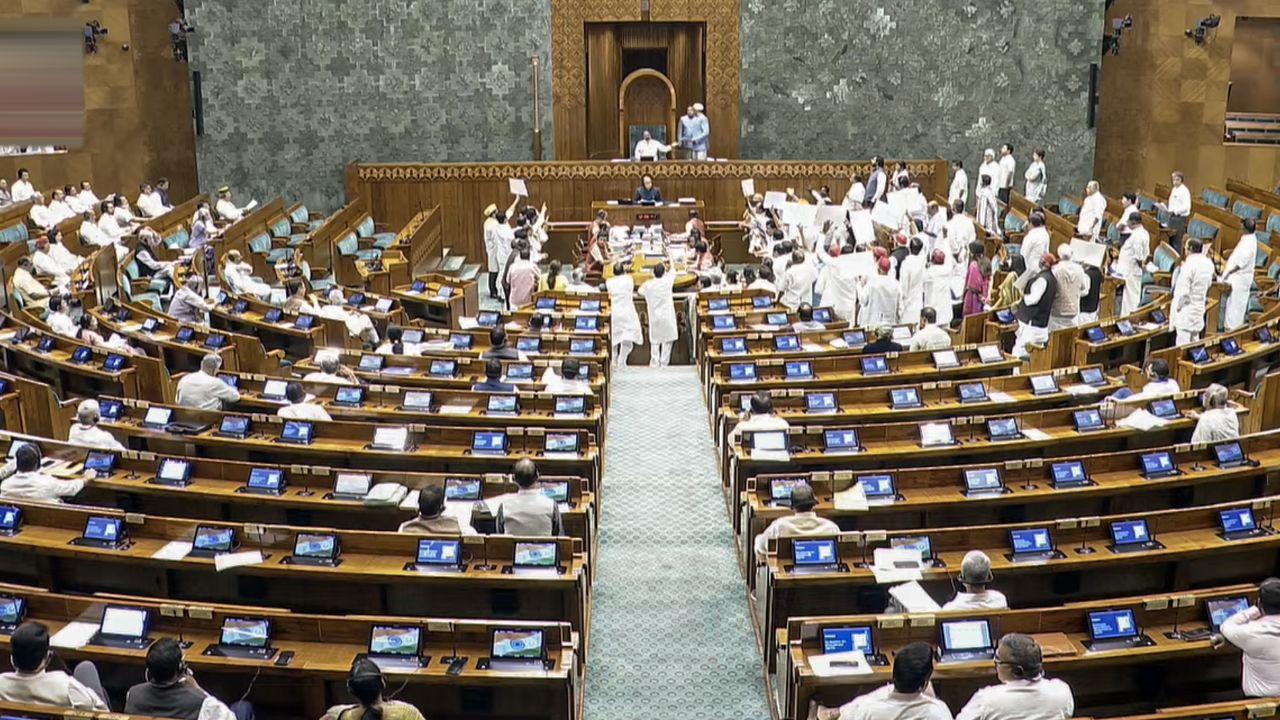 Opposition MPs also protested in the Lok Sabha on Monday. Opposition MPs also protested in the Lok Sabha on Monday. 