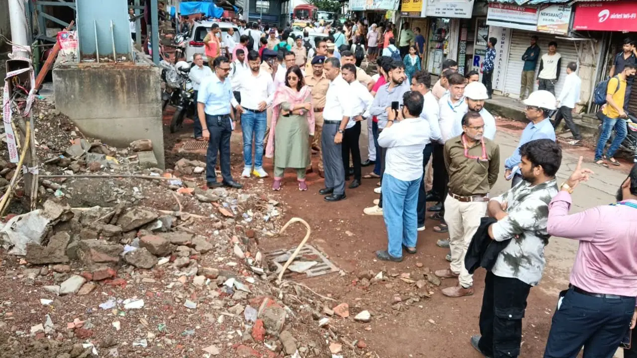 Mumbai’s Prabhadevi station gets pedestrian push; South FOB entry widening work begins Additional Municipal Commissioner (City) Prajakta Verma-Lavangare inspects Prabhadevi station with railway officials on Tuesday. PIC/BMC