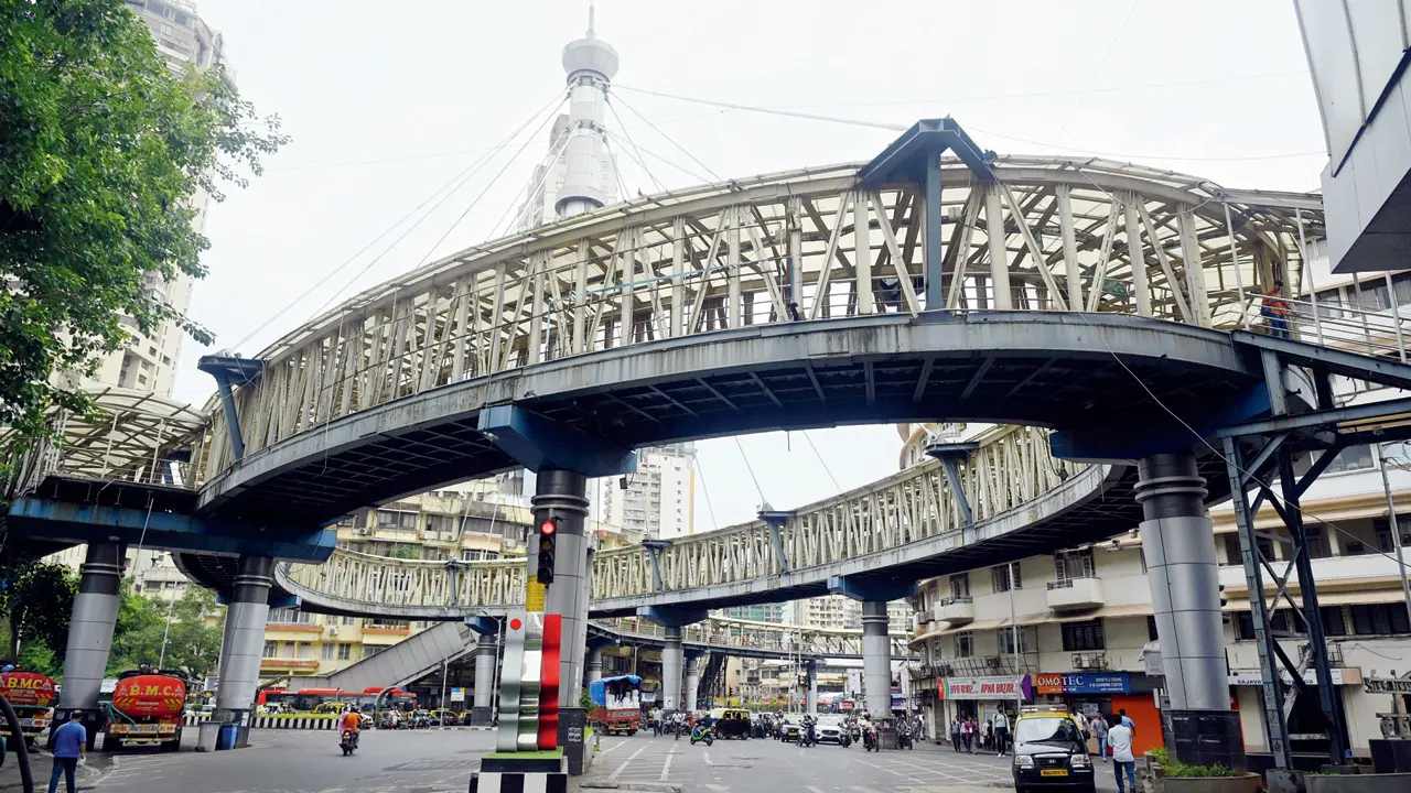 The Nana Chowk skywalk, Mumbai’s first such cable-stayed structure, wears a deserted look during peak morning hours on August 20. Pics/Ashish Raje