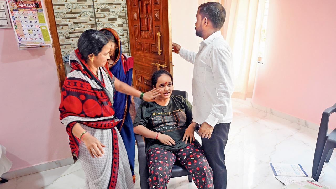 Shraddha Bhore with her parents, Sheetal and Yuvraj, at their home in Ghansoli, Navi Mumbai. Pics/Sayyed Sameer Abedi