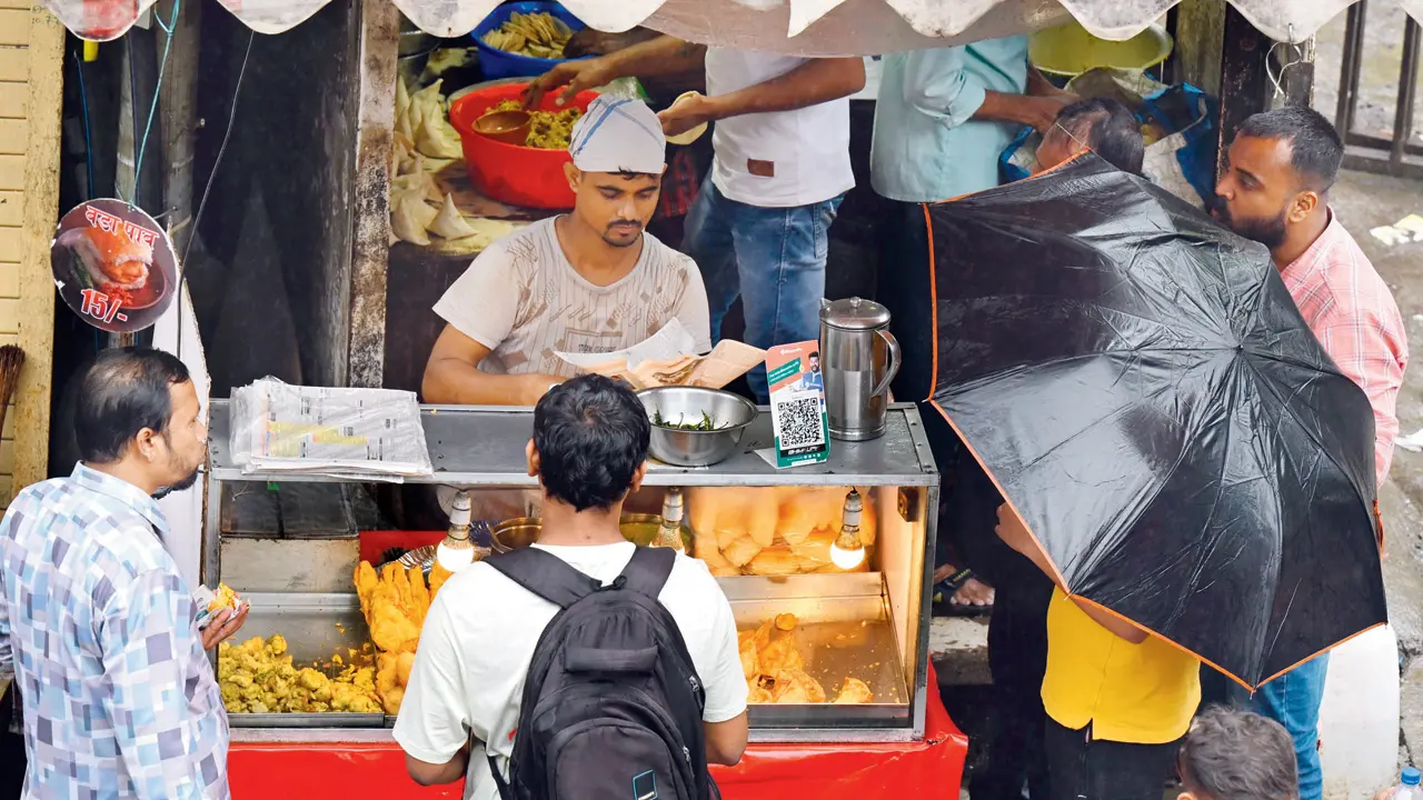 Mumbai food vendors continue using newspapers despite FDA crackdown A vada pav vendor wraps hot snacks in newspaper near Railway Colony at Sahar Cross Road, Andheri East, on Tuesday. PIC/SATEJ SHINDE