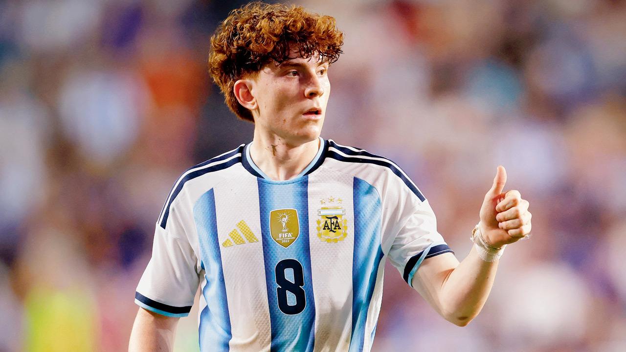 Transfer round-up: Barco joins Chelsea; Juventus buy Alajbegovic, Kolo Muani Valentin Barco