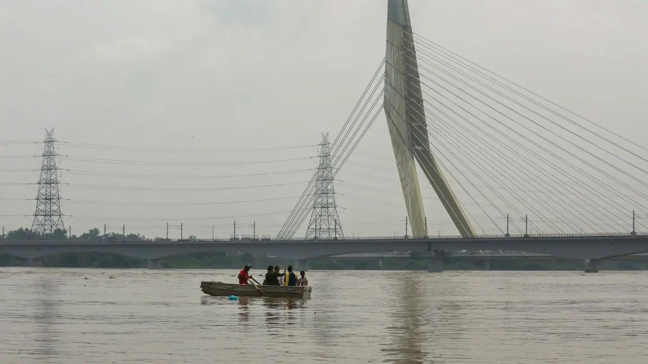 Delhi to redesign Okhla Barrage, relocate dhobi ghats to curb Yamuna frothing