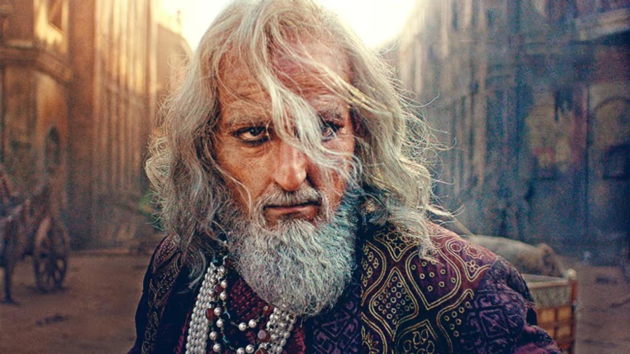 Aurangzeb &ndash; Chhaava (2025)
For his portrayal of Mughal emperor Aurangzeb in Chhaava, Akshaye Khanna embraced a severe and commanding appearance. He shaved his head and relied on intense expressions and restrained body language to capture the emperor&rsquo;s stern personality. His regal costumes and overall styling complemented the transformation, giving him an imposing historical presence. The actor&rsquo;s controlled movements and powerful screen presence helped distinguish the character from his previous roles.