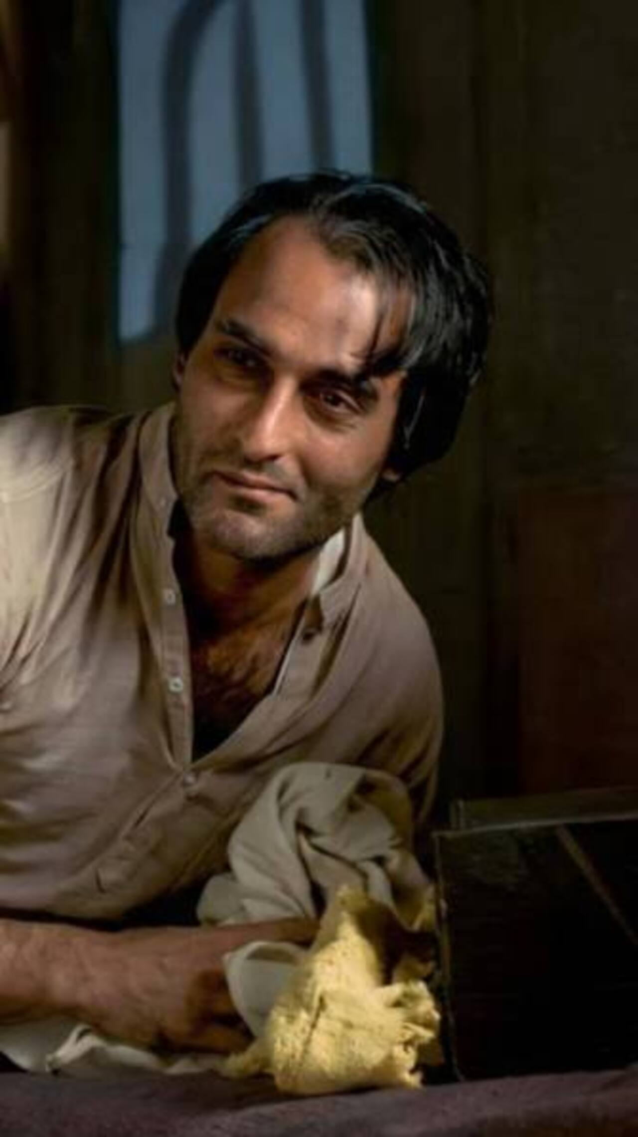 Harilal Gandhi &ndash; Gandhi, My Father (2007)
For Gandhi, My Father, Akshaye Khanna underwent a physical transformation to portray Harilal Gandhi, Mahatma Gandhi&rsquo;s eldest son. He slimmed down and adopted a weathered, aged appearance to reflect Harilal&rsquo;s troubled life and difficult circumstances. His dishevelled styling and subdued physicality complemented the emotional complexity of the character. Through his appearance and performance, Khanna conveyed Harilal&rsquo;s vulnerability, inner conflict and estrangement from his famous father.