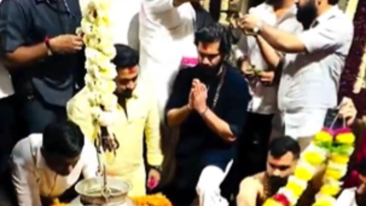 Devotees traditionally offer water, milk, flowers and bilva leaves to the Shivling while chanting prayers and seeking Lord Shiva's blessings