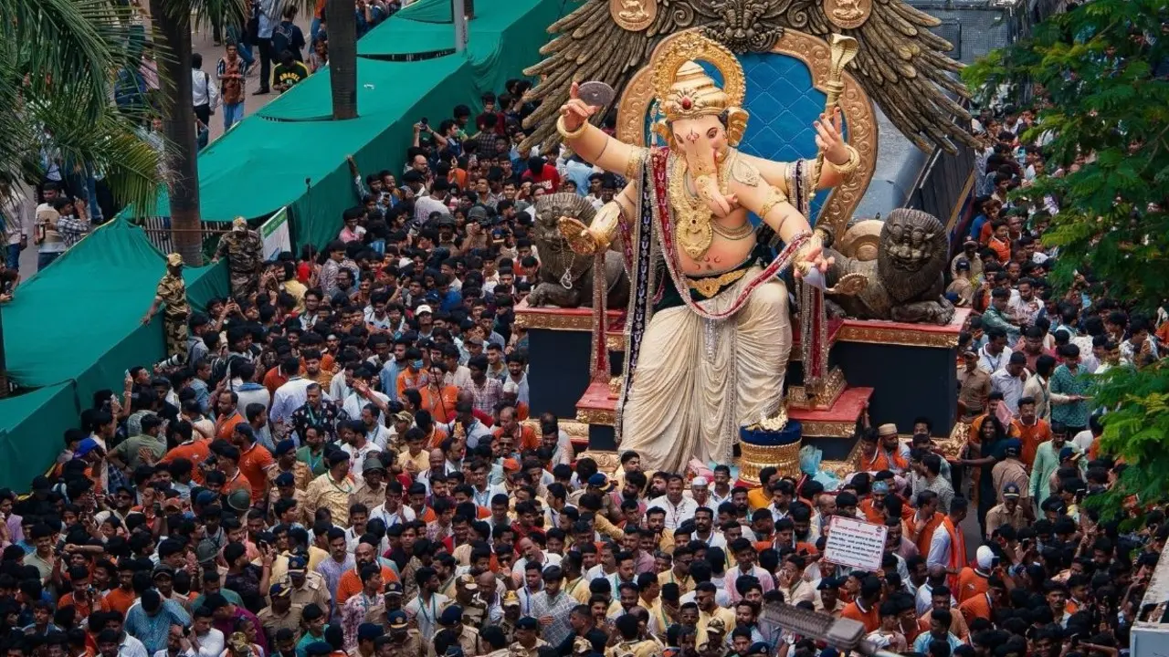 Chinchpokli Cha Chintamani’s grand procession The Chintamani aagman drew large crowds as devotees gathered along the procession route to catch a glimpse of the idol. Pics/ Special Arrangement