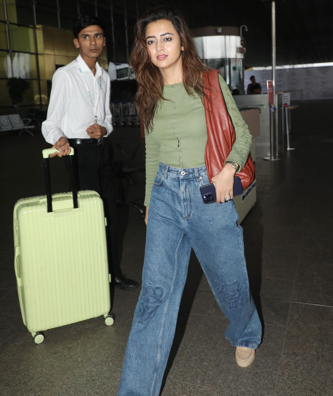 Tejasswi Prakash turns into the denim queen with a brown leather bag, the actress makes it look super effortless with her subtle makeup and green fancy top